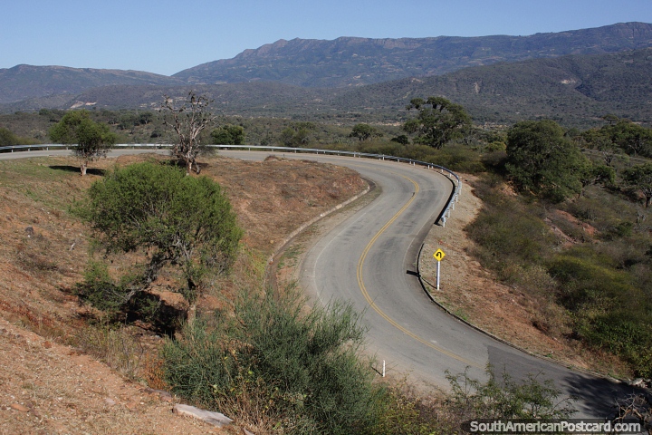 A estrada serpenteia pelas montanhas ao redor de Muyurina, ao norte de Vallegrande. (720x480px). Bolvia, Amrica do Sul.