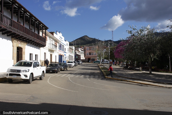 Plaza 26 de Enero en Vallegrande, la plaza principal. (720x480px). Bolivia, Sudamerica.