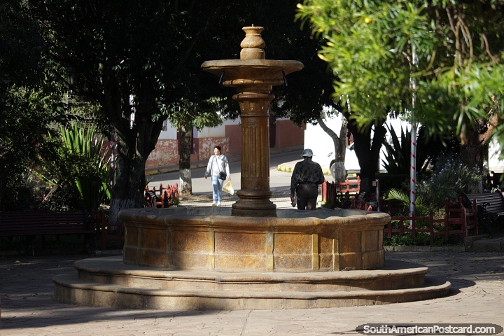 Ceramic fountain at Plaza 26 of January in Vallegrande. (720x480px). Bolivia, South America.