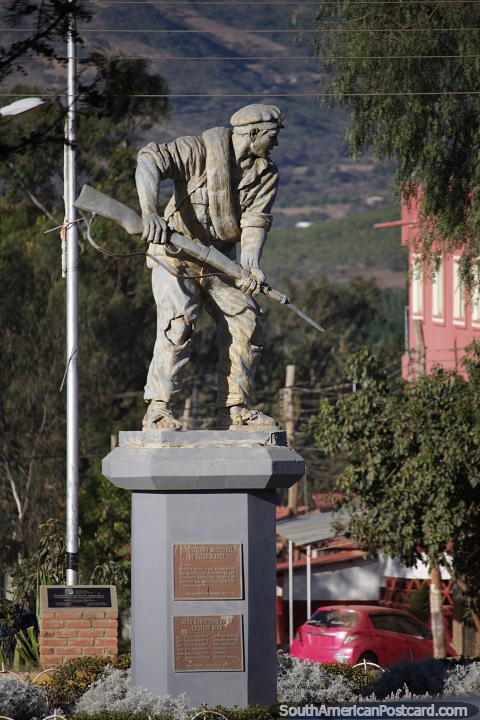 En honor a la defensa del Chaco, un monumento militar en Vallegrande. (480x720px). Bolivia, Sudamerica.