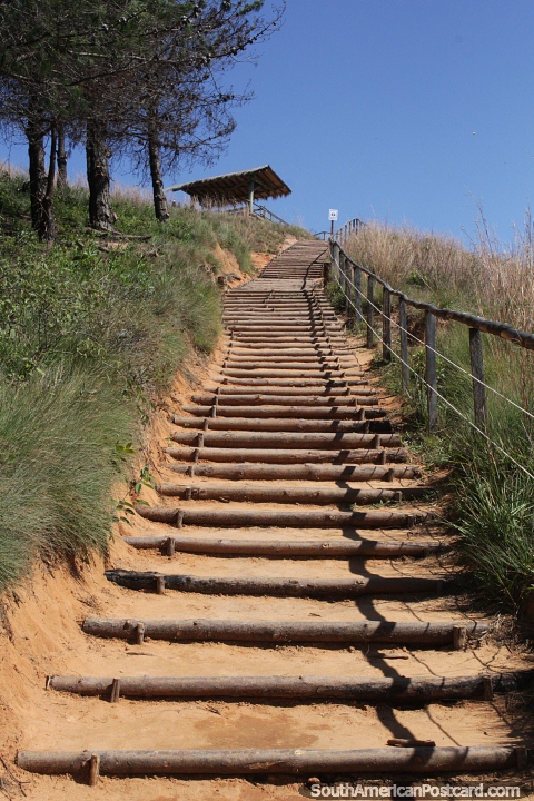 Sube las escaleras en las colinas para llegar a el Fuerte de Samaipata. (480x720px). Bolivia, Sudamerica.