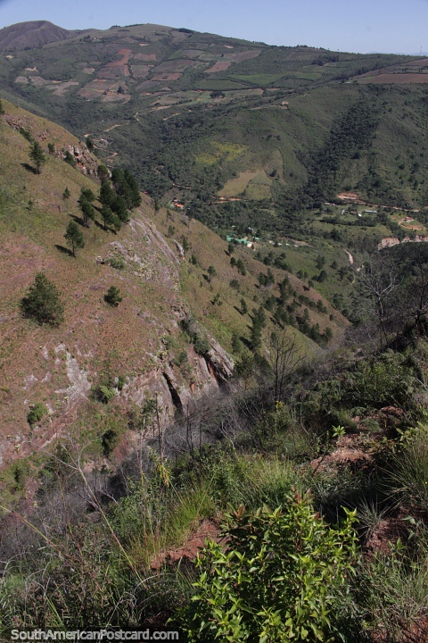 Vista desde las colinas hasta los verdes valles de Samaipata. (480x720px). Bolivia, Sudamerica.