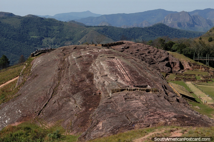 A Rocha Esculpida, uma enorme laje de rocha nas colinas de Samaipata. (720x480px). Bolvia, Amrica do Sul.