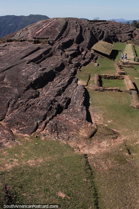 Com 220m de comprimento e 65m de largura, a Rocha Esculpida de Samaipata  totalmente revestida de padres geomtricos. (480x720px). Bolvia, Amrica do Sul.