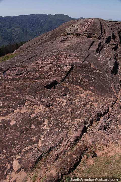O crculo apresenta a imagem de um gato ou ona com um par de canais ao longe, a Rocha Esculpida, Samaipata. (480x720px). Bolvia, Amrica do Sul.