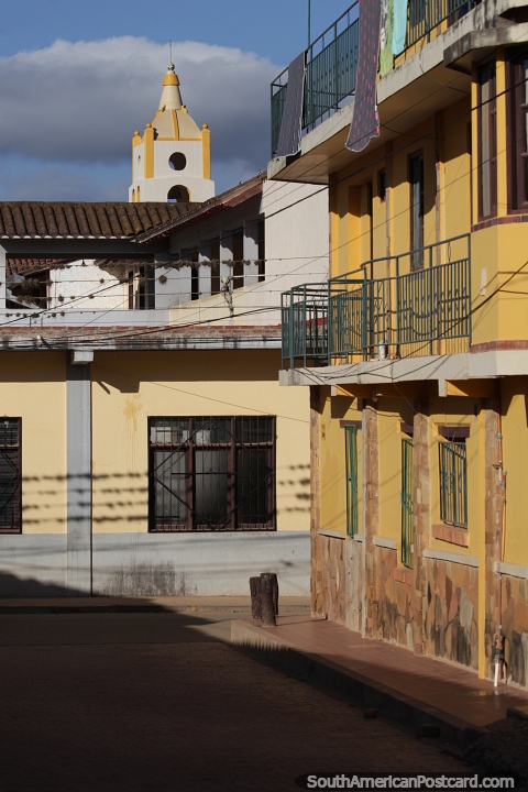 Iglesia y calles que rodean la plaza principal de Samaipata. (480x720px). Bolivia, Sudamerica.