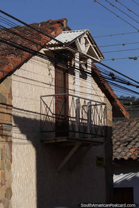 Casa com porta para uma pequena varanda abrigada em Samaipata. (480x720px). Bolvia, Amrica do Sul.