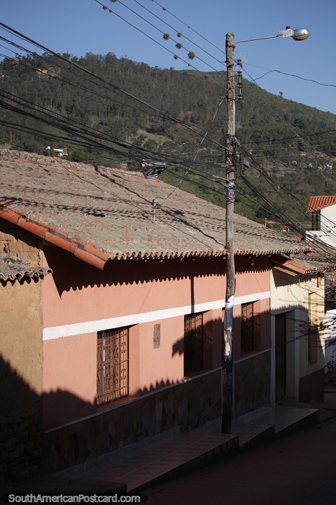 Calles y casas de Samaipata en las estribaciones de los Andes. (480x720px). Bolivia, Sudamerica.
