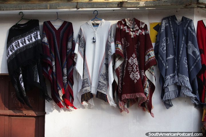 Woolen shawls with traditional designs for sale in Samaipata. (720x480px). Bolivia, South America.
