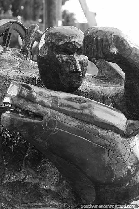 Figura com cavalo, escultura na praa de Samaipata. (480x720px). Bolvia, Amrica do Sul.