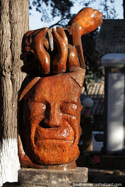 Bela escultura de um grande rosto na praa de Samaipata. (480x720px). Bolvia, Amrica do Sul.