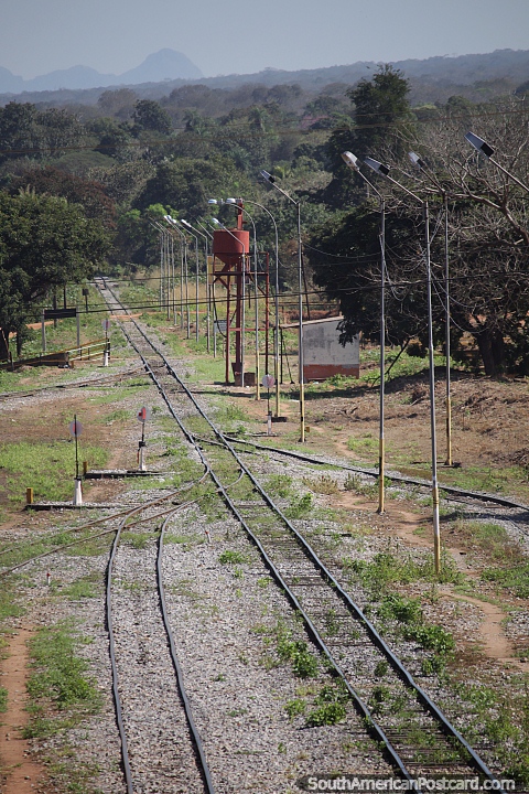 La lnea de tren de Robor se adentra en la distancia y ms all. (480x720px). Bolivia, Sudamerica.