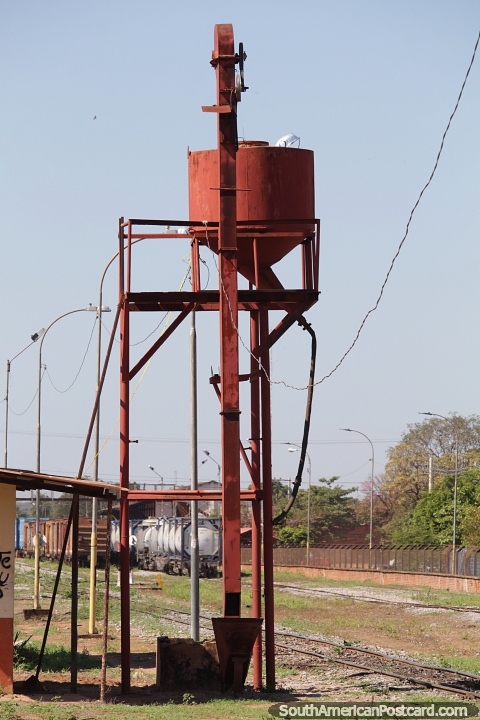 Parte del equipamiento de la estacin de tren de Robor, posiblemente una torre de agua, petrleo o combustible. (480x720px). Bolivia, Sudamerica.