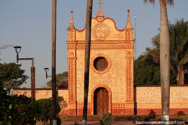Construida en 1750, la fachada frontal izquierda de la Iglesia Jesuita en San Jos de Chiquitos. (720x480px). Bolivia, Sudamerica.