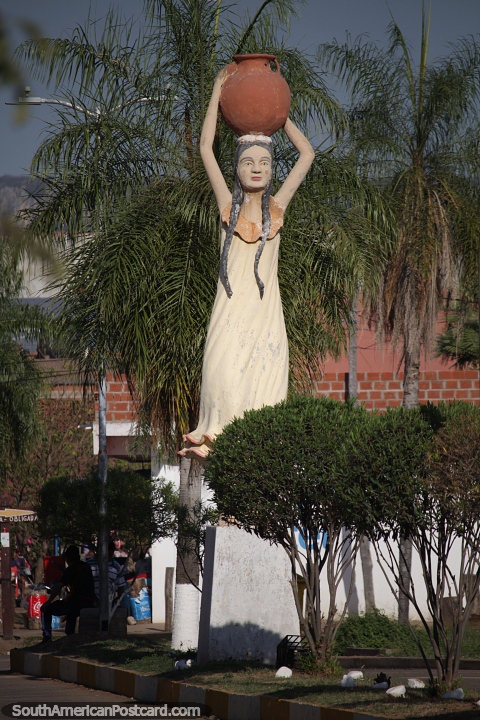 Mujer con urna sobre la cabeza, monumento en San Jos de Chiquitos. (480x720px). Bolivia, Sudamerica.