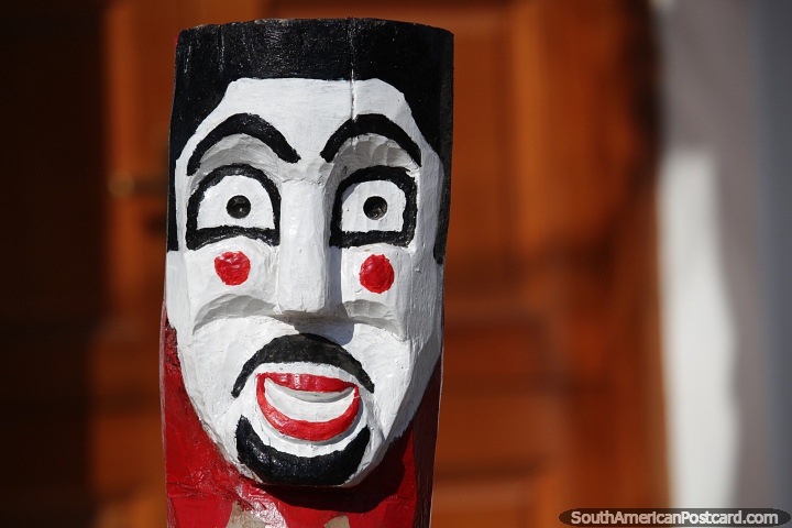Pieza de arte de mascarilla con mejillas sonrosadas en San Jos de Chiquitos. (720x480px). Bolivia, Sudamerica.