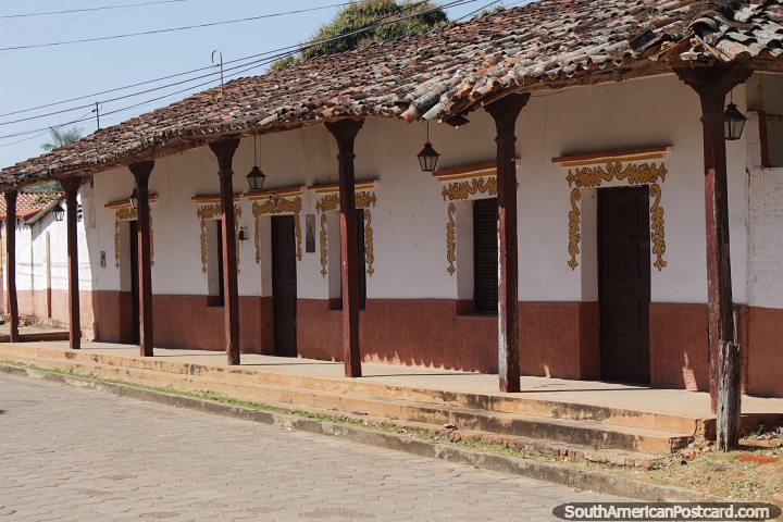 Un antiguo edificio gubernamental con importancia histrica en San Jos de Chiquitos. (720x480px). Bolivia, Sudamerica.