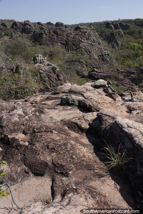 Formaciones rocosas crujientes en el Valle de la Luna, San Jos de Chiquitos. (480x720px). Bolivia, Sudamerica.