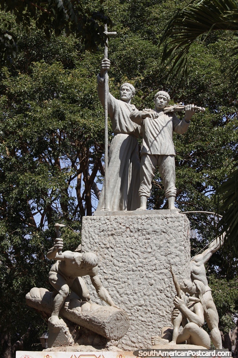 Mario Vargas Llosa, novelista peruano y Premio Nobel de Literatura visit San Ignacio de Velasco en 2014 y admir este monumento de la selva. (480x720px). Bolivia, Sudamerica.