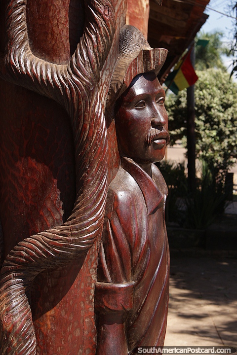 Escultura de madera tallada en el exterior de la Casa de la Cultura en San Ignacio de Velasco. (480x720px). Bolivia, Sudamerica.