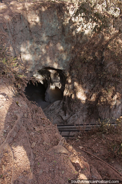 Cueva de Yeso, en el punto noroeste de la presa en San Ignacio de Velasco. (480x720px). Bolivia, Sudamerica.