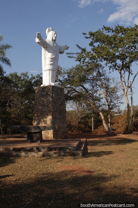 O monumento de Cristo no mirante do outro lado da gua, em frente  cidade de San Ignacio de Velasco. (480x720px). Bolvia, Amrica do Sul.