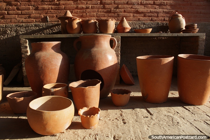 Urnas e potes grandes e pequenos feitos de barro e produzidos em San Ignacio de Velasco. (720x480px). Bolvia, Amrica do Sul.