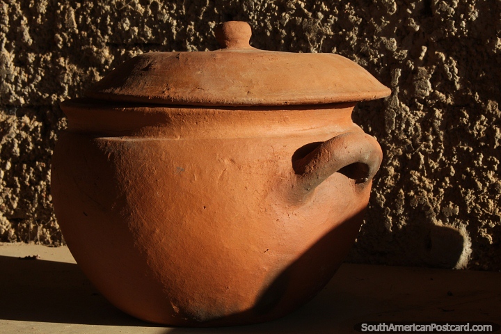Good quality strong ceramic pot with lid for cooking, crafted in San Ignacio de Velasco. (720x480px). Bolivia, South America.