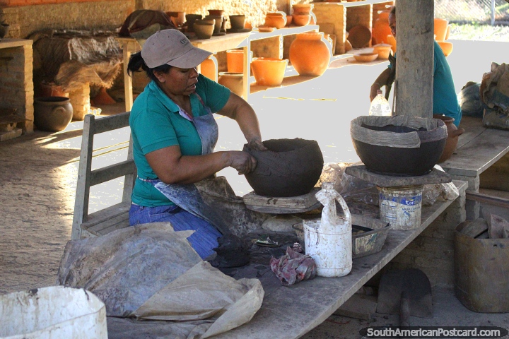 Senhora esculpe e molda argila em formato de pote  mo em San Ignacio de Velasco. (720x480px). Bolvia, Amrica do Sul.