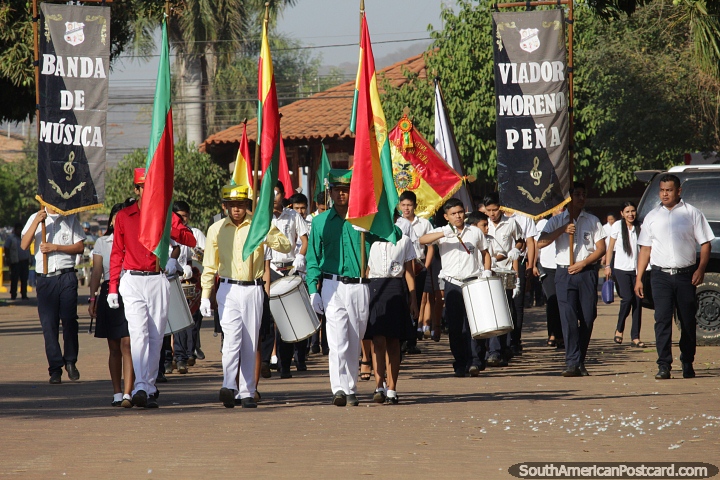 Banda marcial e celebrao em San Ignacio de Velasco. (720x480px). Bolvia, Amrica do Sul.