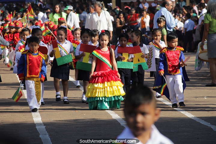 Desfile de crianas cheias de cor e emoo em San Ignacio de Velasco. (720x480px). Bolvia, Amrica do Sul.