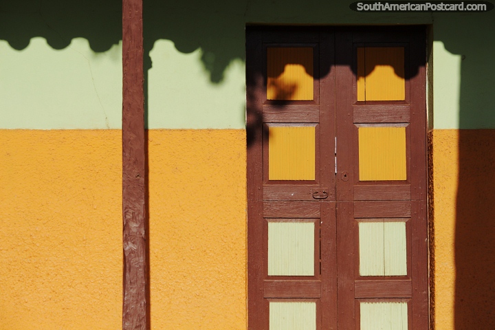 Patrn de color creado por una puerta y una pared naranja y verde en San Ignacio de Velasco. (720x480px). Bolivia, Sudamerica.