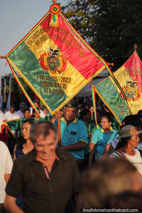 Banderas con los colores de Bolivia en el desfile en San Ignacio de Velasco. (480x720px). Bolivia, Sudamerica.