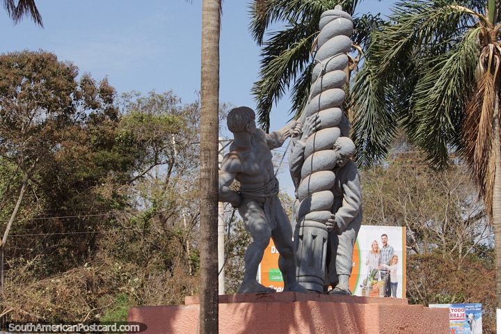 Monumento de 2 hombres levantando una columna en San Ignacio de Velasco. (720x480px). Bolivia, Sudamerica.
