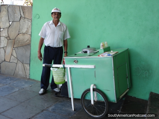 Un hombre que vende perritos calientes en la estación de autobuses en Santana do Livramento. (640x480px). Brasil, Sudamerica.