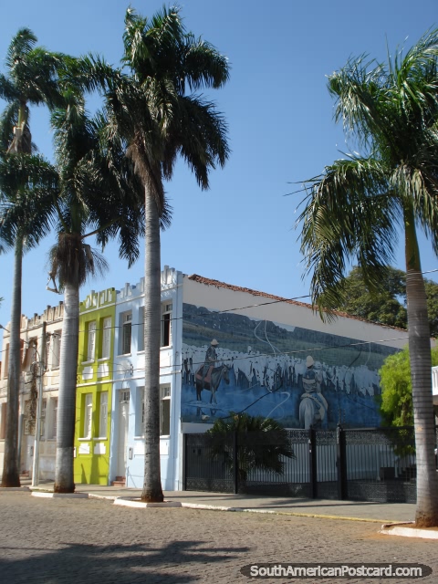 Una mural en la pared en Corumba, edificio coloreado agradable. (480x640px). Brasil, Sudamerica.