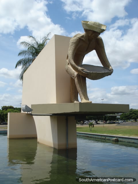 El monumento de Mineros en Boa Vista cerca del parque y palacio. (480x640px). Brasil, Sudamerica.