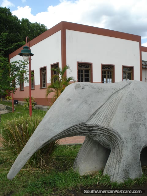 La escultura del oso hormiguero en el rea histrica al lado de Ro Branco en Boa Vista. (480x640px). Brasil, Sudamerica.