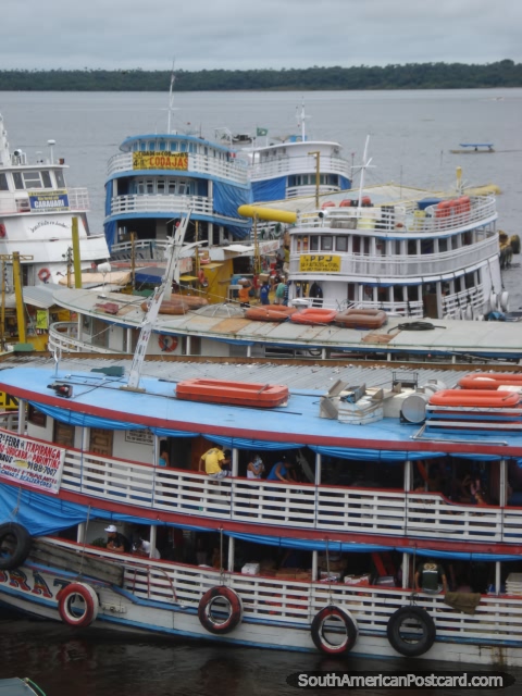 Barcos de passageiros cheios com pessoas prontas para viagem no rio Amazonas de Manaus. (480x640px). Brasil, América do Sul.