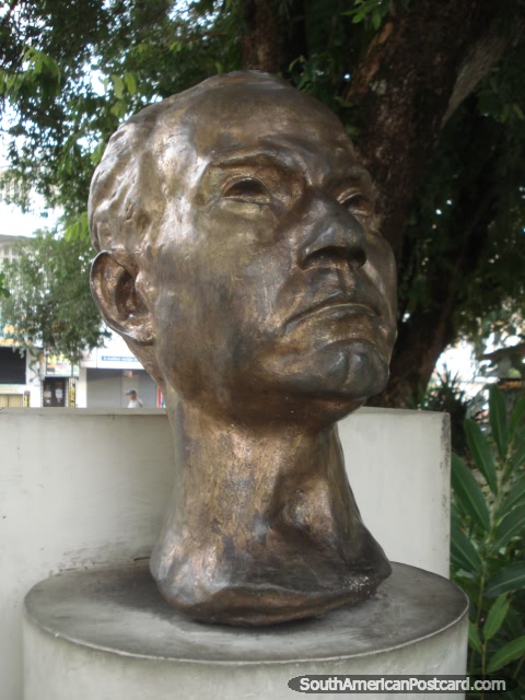 Monumento a escritor e o jornalista Jose Maria Ferreira de Castro (1898-1974) em parque em Manaus. (480x640px). Brasil, América do Sul.