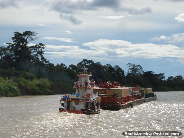 O barco de puxo empurra uma carga da carga ao longo do rio Amazonas. (640x480px). Brasil, Amrica do Sul.