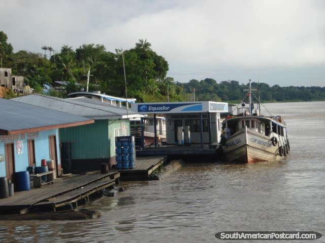 Os barcos vão ao Equador de West End do rio Amazonas. (640x480px). Brasil, América do Sul.