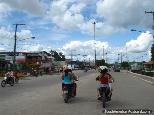 Em um mototaxi de Tabatinga para cruzar a borda na Colômbia. (640x480px). Brasil, América do Sul.