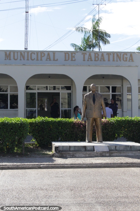 Estatua de oro fuera de un edificio del gobierno en Tabatinga. (480x720px). Brasil, Sudamerica.