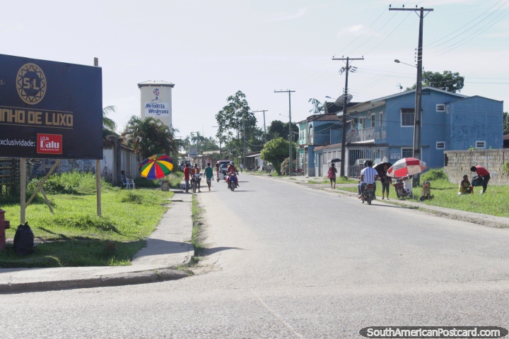 Las calles de Tabatinga en la frontera de Colombia. (720x480px). Brasil, Sudamerica.