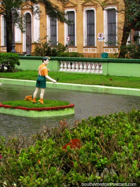 Peter Pan teclea el carácter amarillo y verde con el tirador, el Rio Grande. (480x640px). Brasil, Sudamerica.