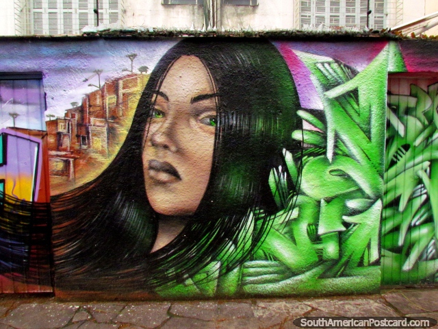 Bonita menina com arte de rua de cabelo preto longa em Porto Alegre. (640x480px). Brasil, Amrica do Sul.