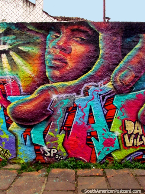 Uma parede colorida em Porto Alegre com cara e mural da mo. (480x640px). Brasil, Amrica do Sul.