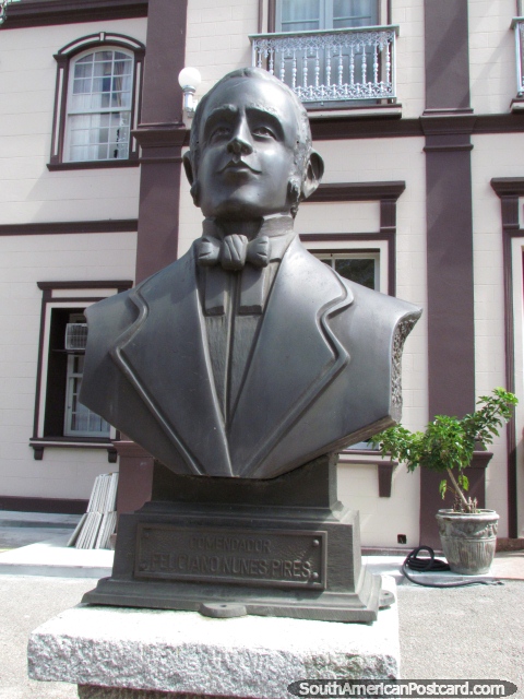 Busto de Feliciano Nunes Pires fuera de la comisara en Florianopolis. (480x640px). Brasil, Sudamerica.