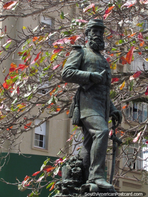 Estatua del hombre militar Fernando Machado, primer plano y personal, Florianopolis. (480x640px). Brasil, Sudamerica.